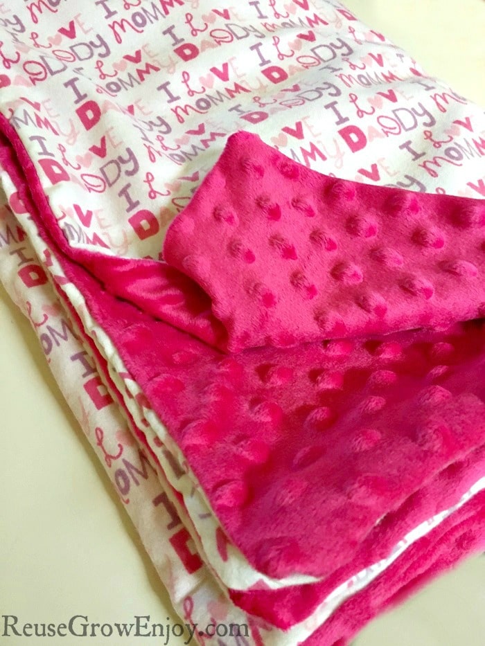 Have a little one that could use a cozy new blanket? Or maybe you need a baby gift for someone? I will show you how to sew this DIY baby blanket made with Minky dot and flannel fabric.