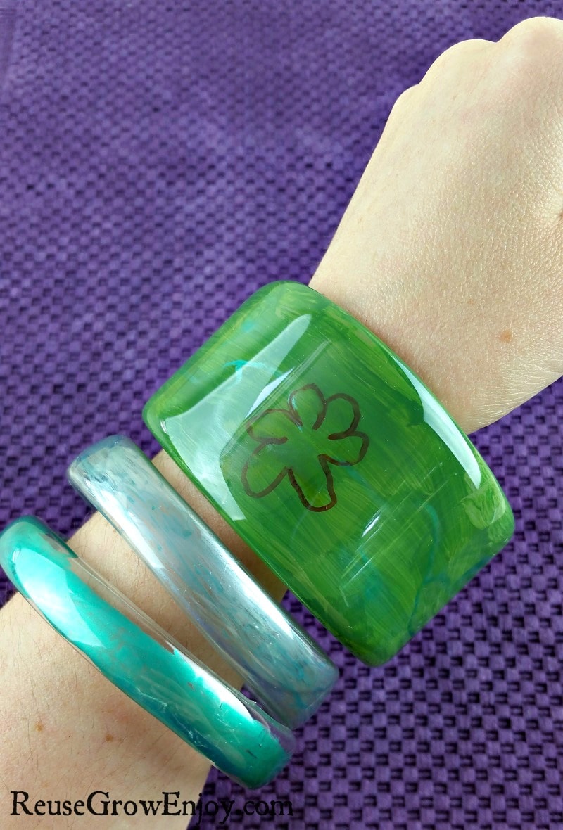 Here is a cool and easy craft to do. You can makes these DIY Plastic Bottle Bangle Bracelets!