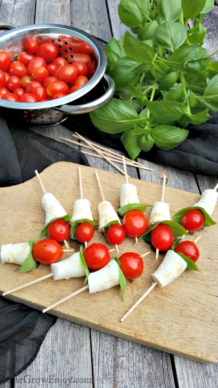 Friends or family on the way over and need a super easy, healthy and tasty appetizer? Whip up these super simple Caprese salad skewers! So delightful!