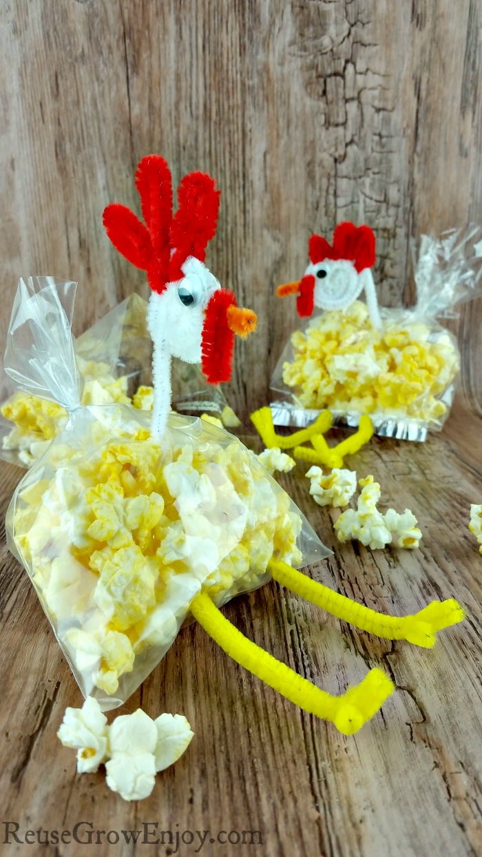 Have a kids party coming up? Or maybe just want to make them smile when they open their lunch? Either way check out these super easy cute kids chicken snack bag.