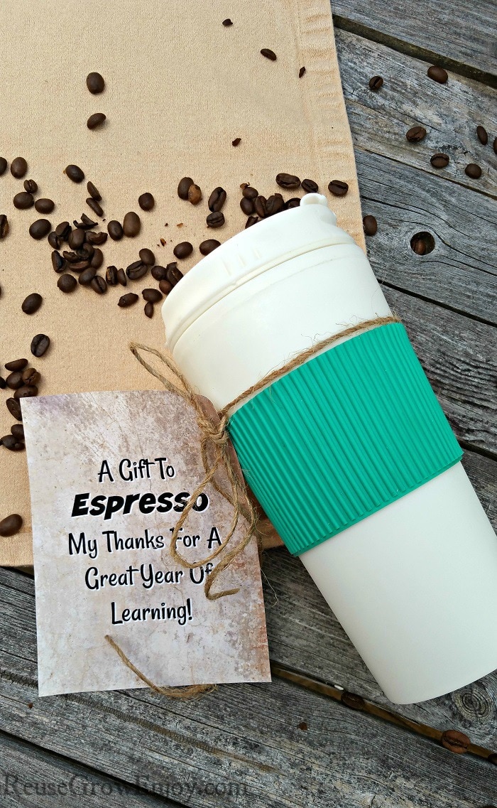 Looking for an easy but great teacher gift idea? I have just the thing! Give the gift of a reusable travel mug! I even have a free printable gift tag that you can attach to the mug.