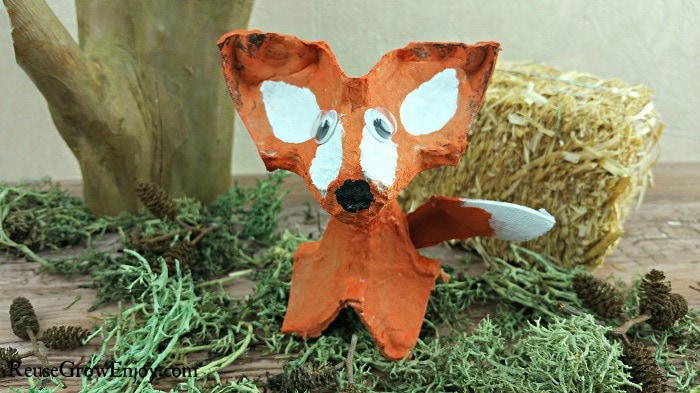 Have an egg carton kicking around and looking for a craft project to do with the kids? This DIY Egg Carton Fox Craft is pretty easy and super cute!