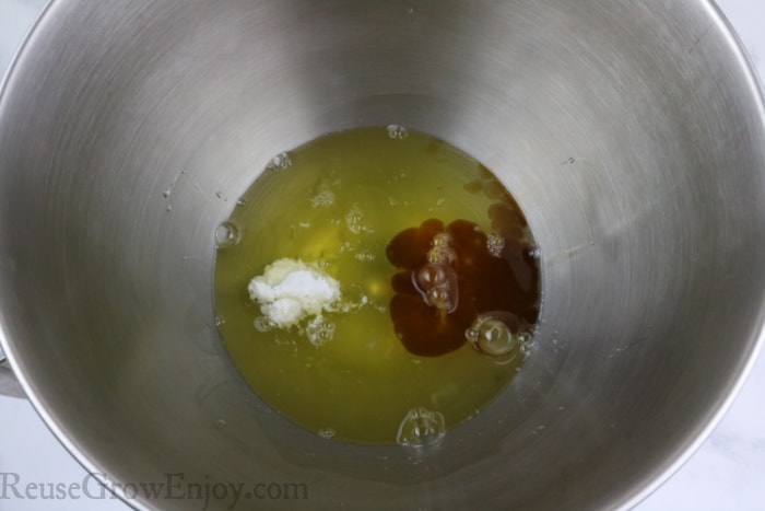 Egg whites tarter and vanilla in bowl