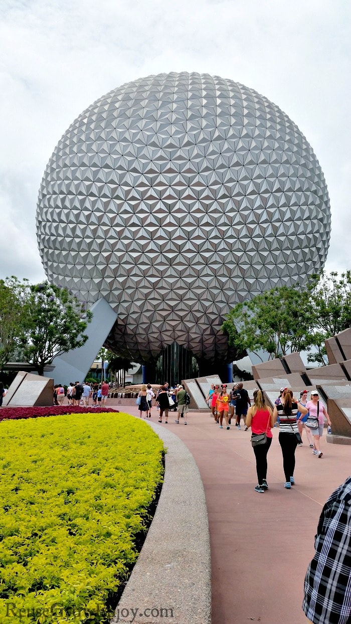 Taking a trip to Disney and wondering if the price of a Park Hopper ticket is worth the extra money over a regular one park ticket? This post is for you!