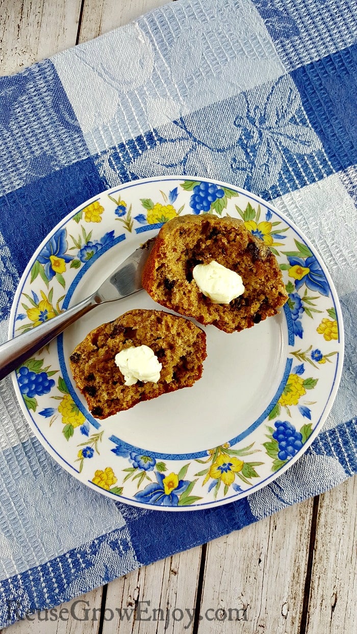 Love the taste of pumpkin but are trying to eat healthy? Check out this yummy recipe for healthy pumpkin muffins!