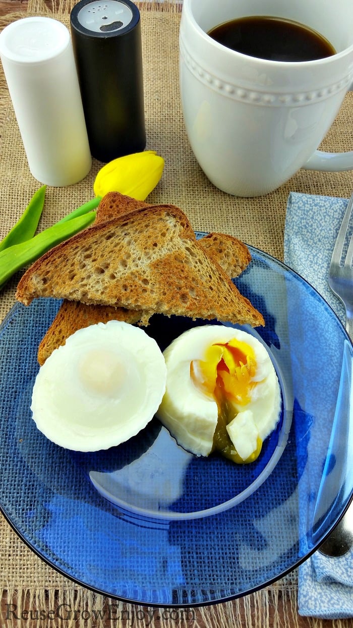 Making poached eggs has never been so easy! Check out this recipe for Instant Pot Poached Eggs!