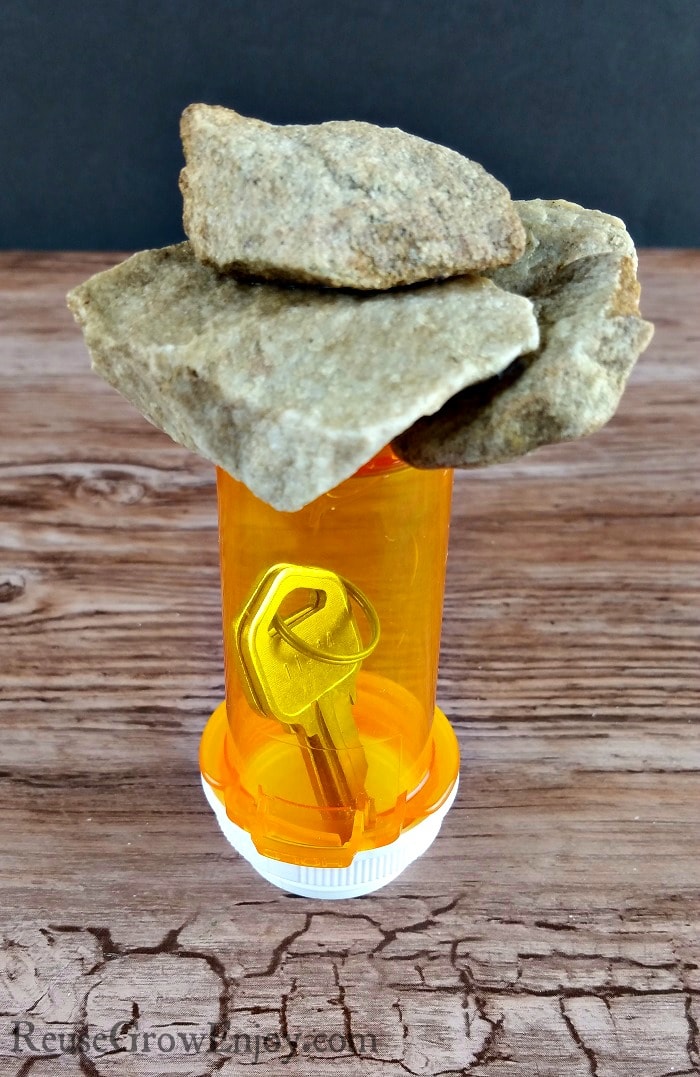 Everyone needs a safe place to stash a key for those times you lock or forgot yours. Check out this DIY Hide A Key - Made From RX Bottle!