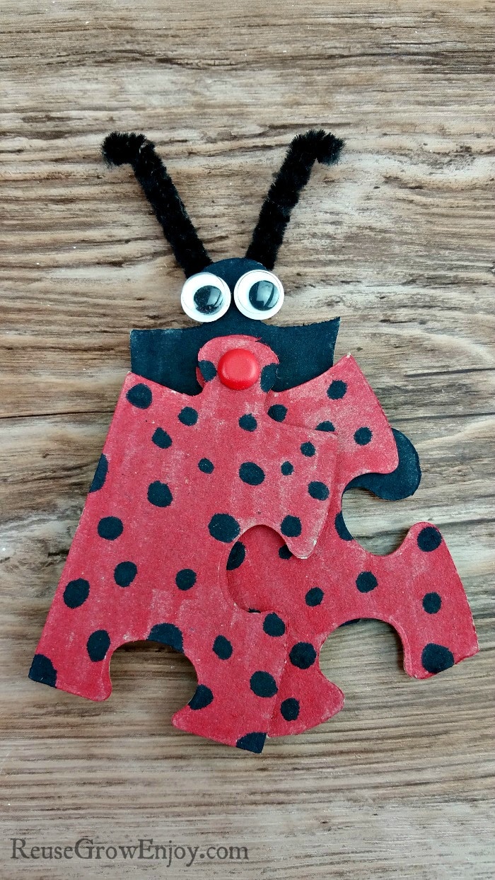 Have some puzzle pieces kicking around and need a craft project for the kids? I am going to show you how to make this cute ladybug puzzle craft!