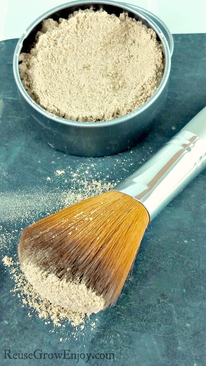 Looking for more natural options for your makeup? Check out this easy DIY natural foundation powder!