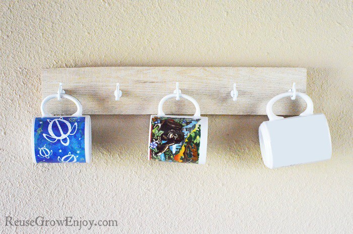 Looking for a pallet upcycle project to do? Check out this DIY pallet coffee mug holder!