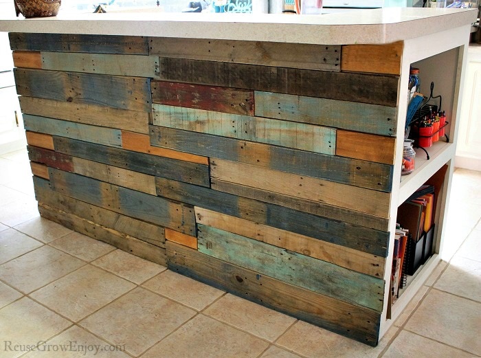 Pallet walls give a great rustic look and are inexpensive, if not free to do. If you are wanting to make your own DIY pallet wall, then this post is for you!