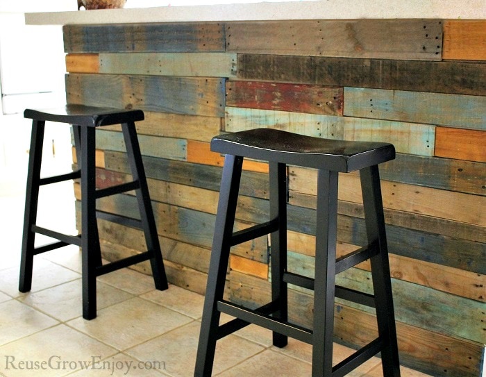 Pallet walls give a great rustic look and are inexpensive, if not free to do. If you are wanting to make your own DIY pallet wall, then this post is for you!