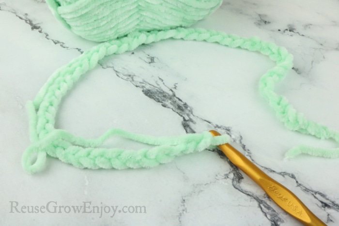 Crochet hook chaining loops