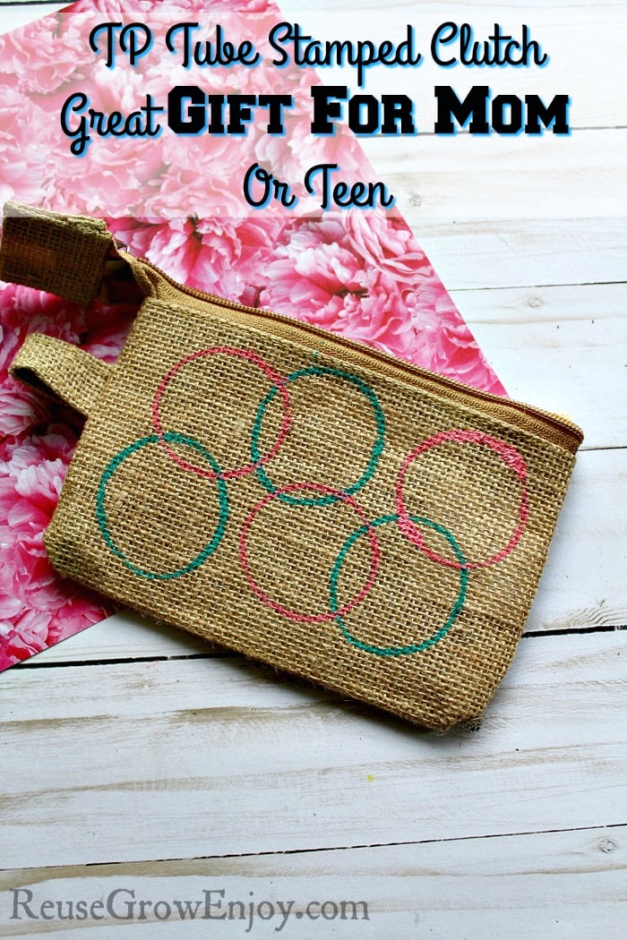 Need a gift for mom or teen? This is super cute and very easy. Plus you could do it to any bag that you wanted and not just a clutch!