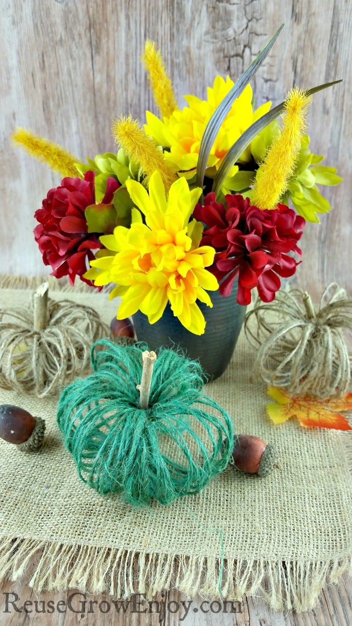 Do you like that rustic country look? Check out this DIY Farmhouse Decor Fall Twine Pumpkin Craft! Great way to get that fall country feel in the home.