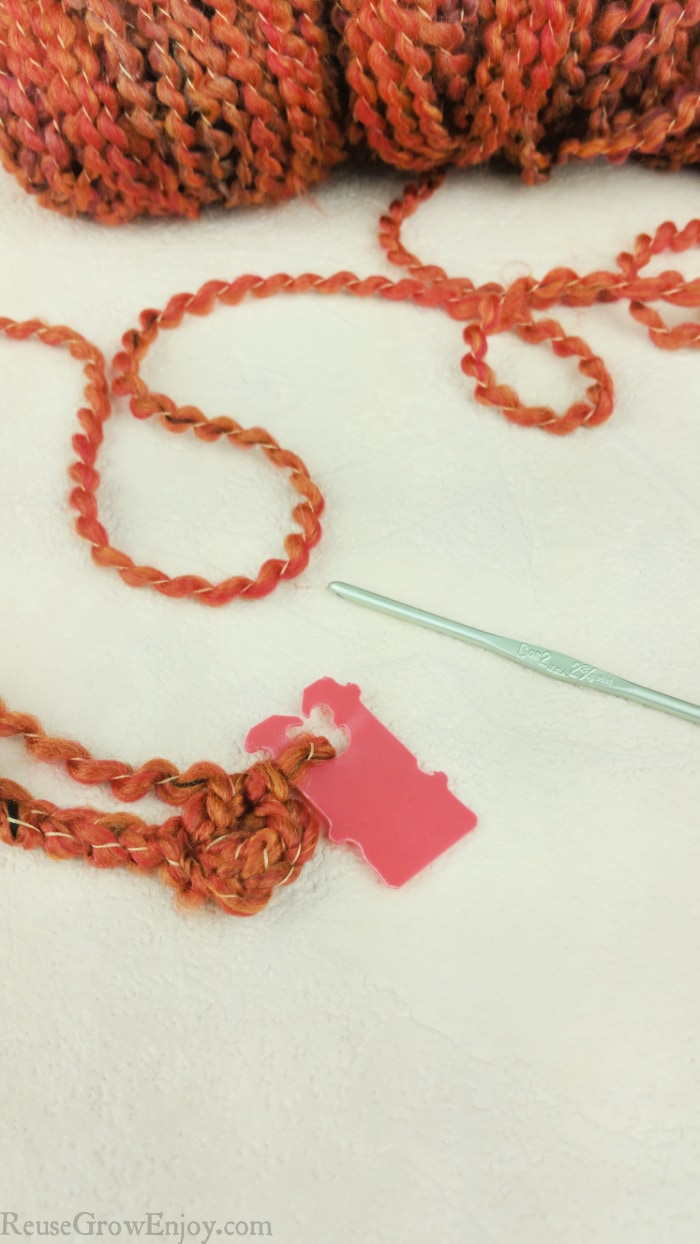 Using a clip as stitch holder in yarn